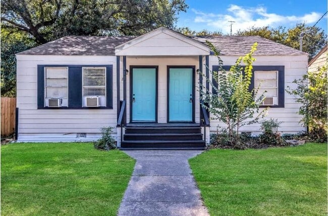 Building Photo - Charming 2 Bed / 1 Bath Duplex with big shared Backyard