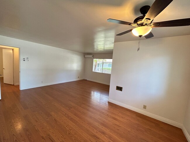 Building Photo - Adorable 2 Bed 1 Bath Duplex Unit in Orange Near Old Towne Orange