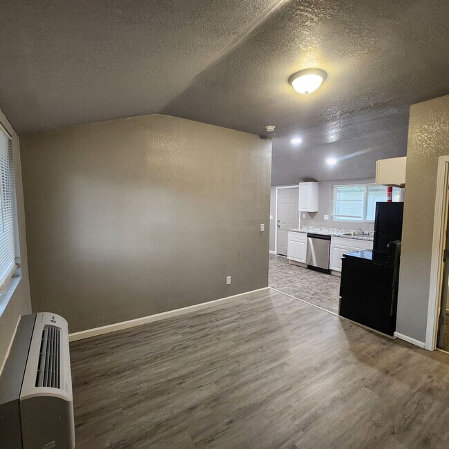 Building Photo - Centrally Located One Bedroom Duplex