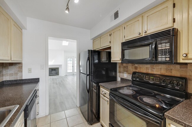 Building Photo - Available Now! Franklin End Unit Townhouse...