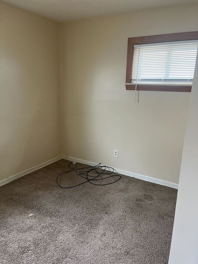 Building Photo - 2 Bedroom Bungalow - $1100