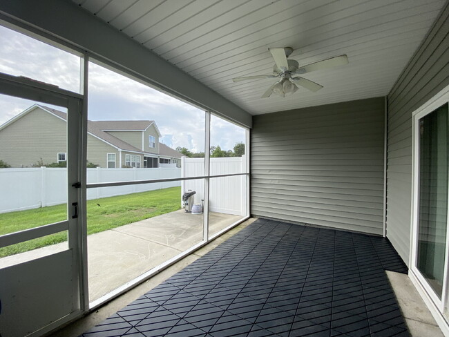 Building Photo - Spacious Three Bedroom Town Home! Located ...