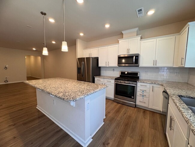 Building Photo - 3BR 2.5BA Townhome