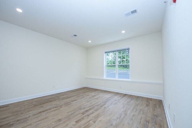Building Photo - Luxury Living with Extra Space – 1 Bed + D...