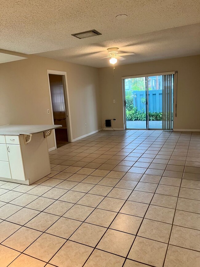 Building Photo - 2/2 First Floor in Poppleton Creek!