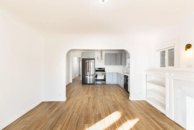 Building Photo - Bright and airy 2-bedroom 2-bath in Mid- City