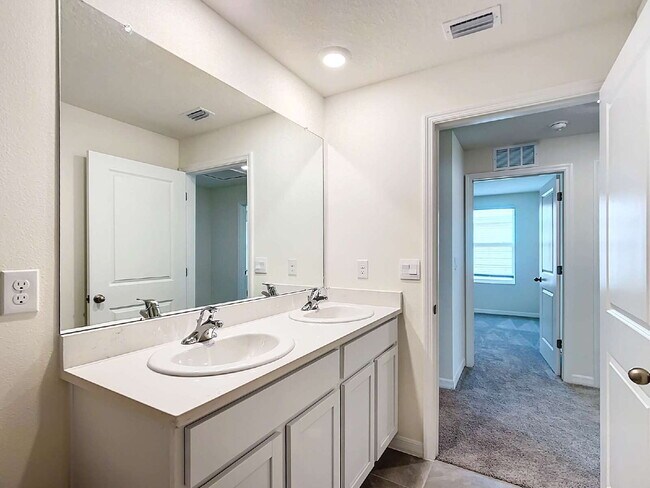 Building Photo - 5 Bedroom Rental Home with Large Backyard in Ocala Crossings!