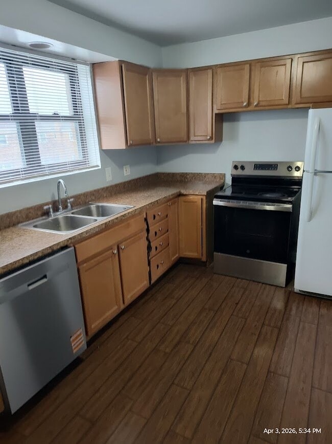 Building Photo - 9016 Lamon Ave