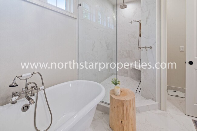 Building Photo - Custom Built Lake Oswego Home Near Lakerid...