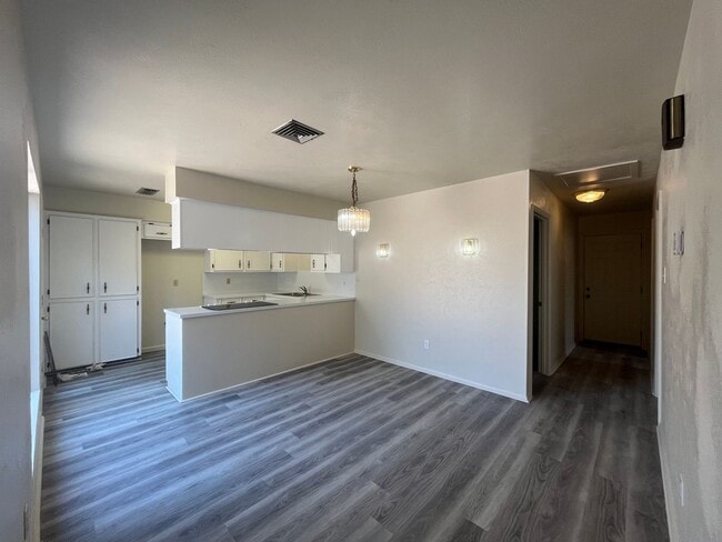 Building Photo - SPACIOUS SOUTHSIDE DUPLEX!