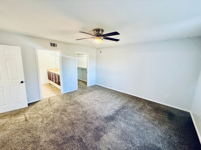 Building Photo - Low-Maintenance 2 Bedroom Condo with Modern Comforts