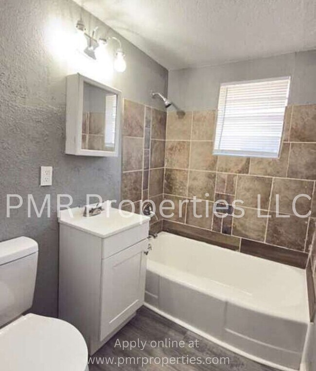 Building Photo - 2 Bedroom/ 1 Bathroom House