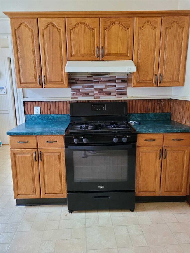 Building Photo - 2 State St