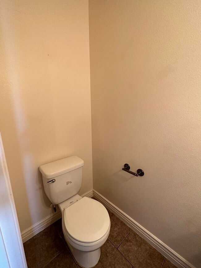 Building Photo - Desirable 2 Bed 1.5 Bath Lincoln Park Townhome