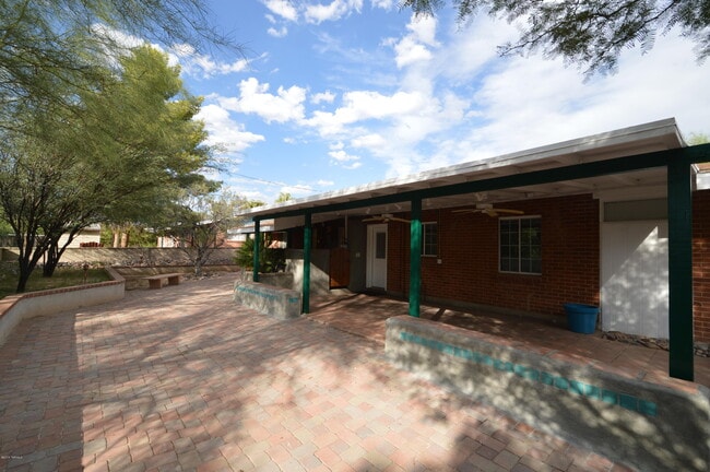 Building Photo - 223 N Bentley Ave