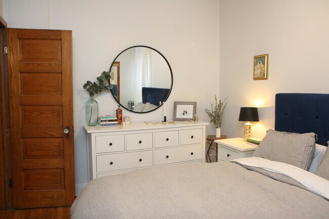 Main bedroom - 2706 N Richmond St