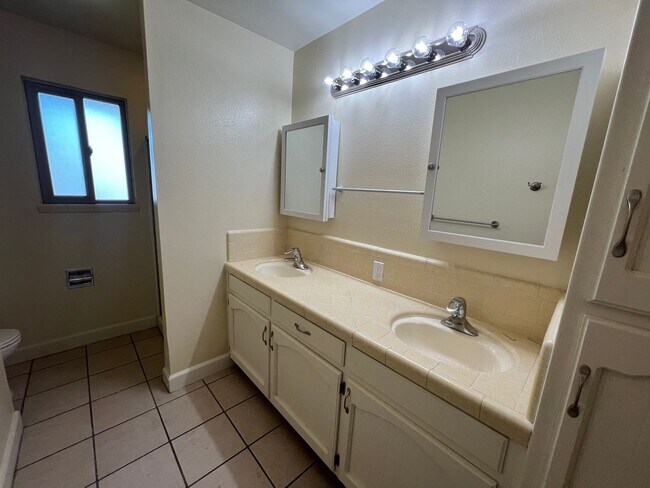 Building Photo - 3 bedroom single story in Manteca!