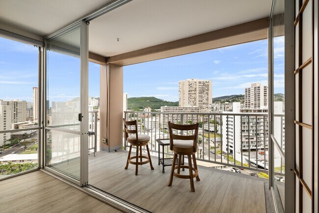 Building Photo - High floor, corner unit at Makiki Towers. Partially furnished, renovated 2-bedroom, 1.5 bathroom ...
