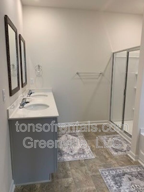 Building Photo - 938 Pineland Dr