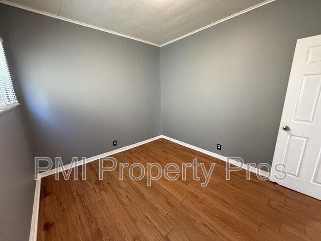 Building Photo - 1114 W Keefe Ave