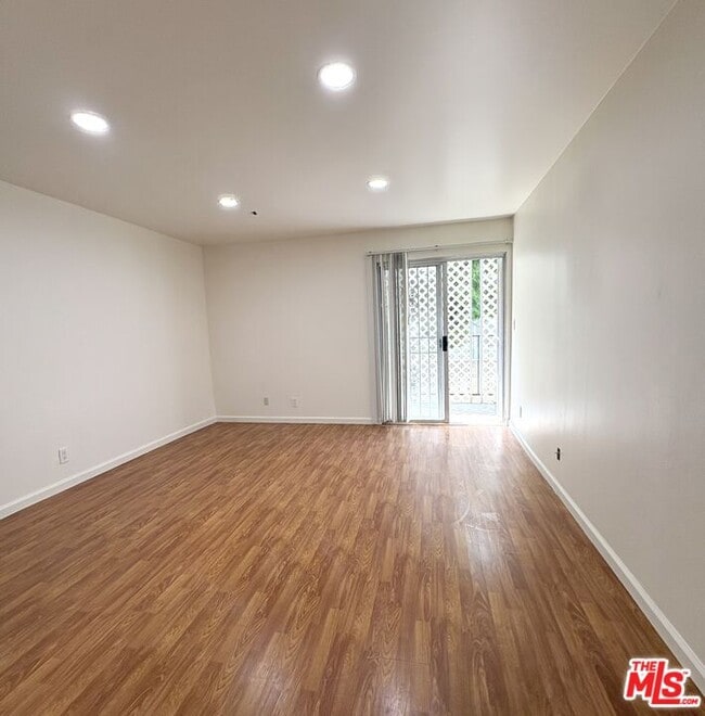 Building Photo - 433 S Manhattan Pl