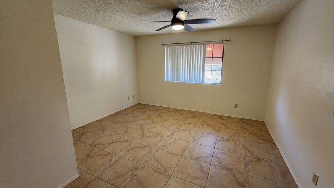 Building Photo - 2 Bedroom Condo Unit in the Amber Hills Co...