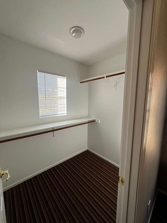 Building Photo - Must see 2 story 4 bed/3 bath home in the heart of SUMMERLIN