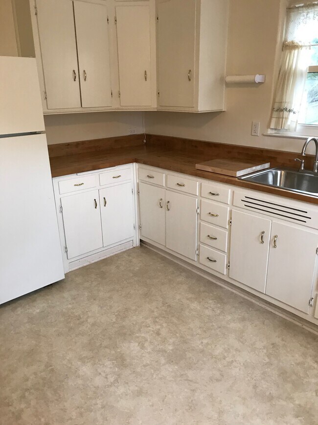 Kitchen - 2123 Hillside Ter