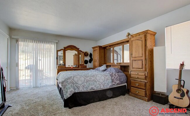 Building Photo - Cozy 3BD/2BA Home in Bakersfield's 93306 — Fully Equipped, Fireplace, Solar & All Pets Welcome!