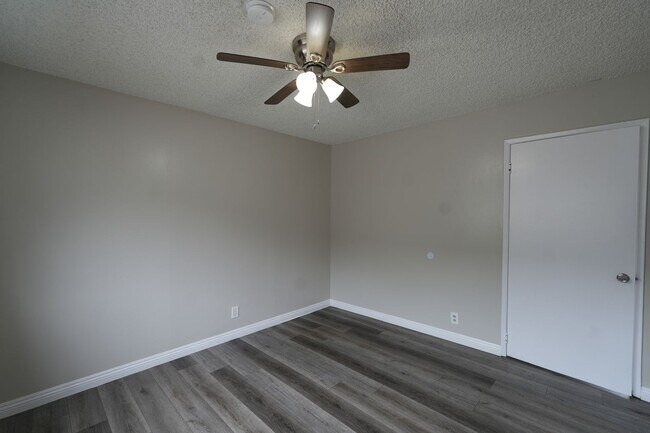 Building Photo - 440 RAYVON