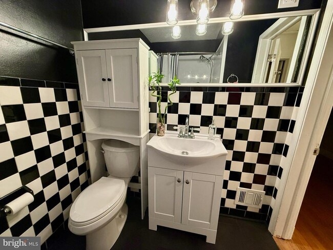 Building Photo - 3613 Parkdale Ave