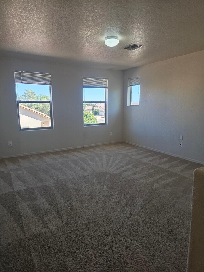 Building Photo - 900 Estancia Dr