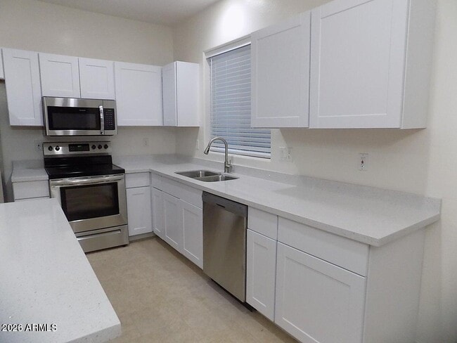 Building Photo - 41298 W Park Hill Dr