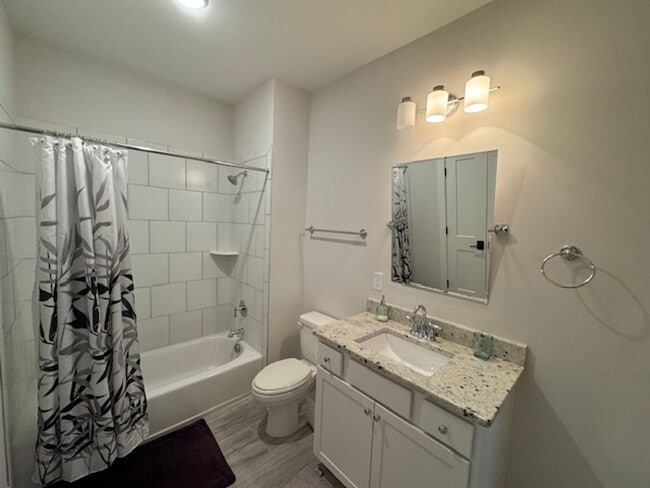 Building Photo - Lightly Furnished 4BR, 4BA Chapel Hill Hom...