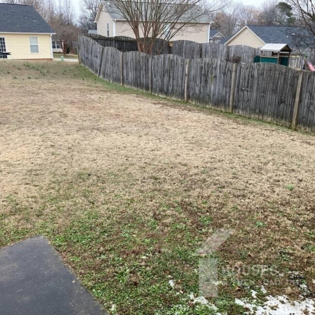 Building Photo - 18 Whitethorn Ln