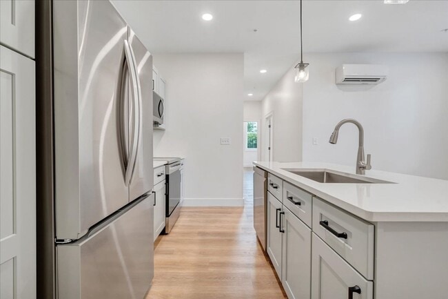 Building Photo - Newly Renovated 2BR Apartment in Vinton - Premium Finishes!