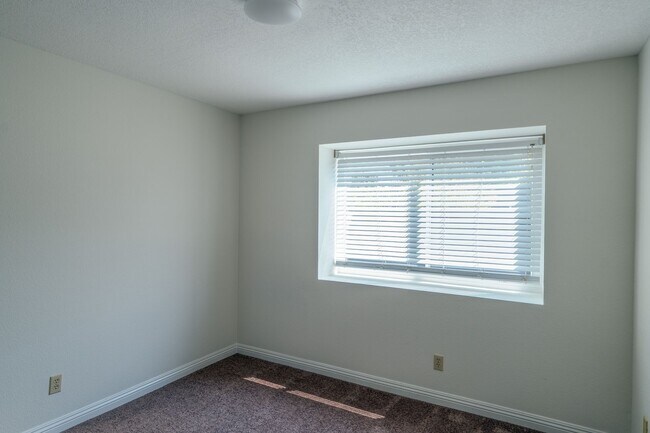 Building Photo - 2600 Huntington Dr