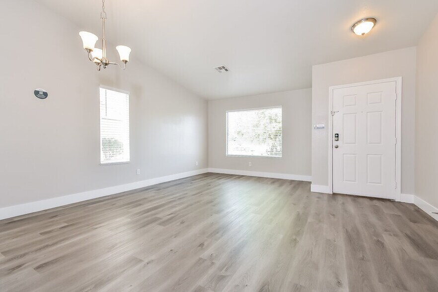 Building Photo - 3015 W Hammer Ln