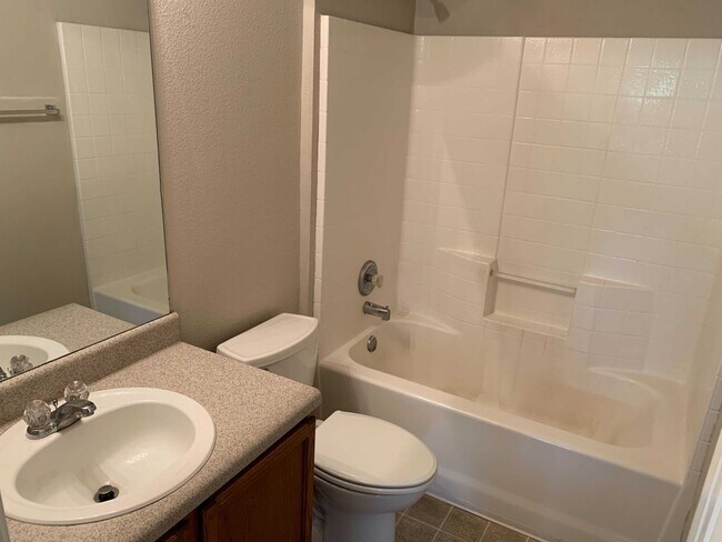 Building Photo - *MOVE IN SPECIAL* Charming 3BD/2.5BA With Deck — Loop 1604 & Potranco!