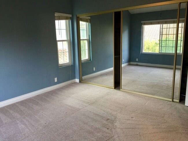 Building Photo - Escondido 3 Br Gated LOVELY Townhome 2 pat...