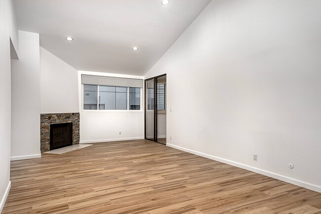 Large Living Living Room w/fireplace & cathedral ceilings - 5325 Lindley Ave