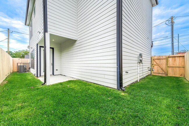 Building Photo - 2716 Spence St