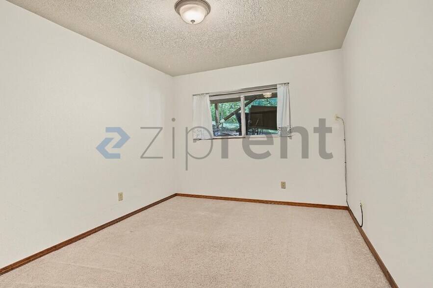 Building Photo - Unit