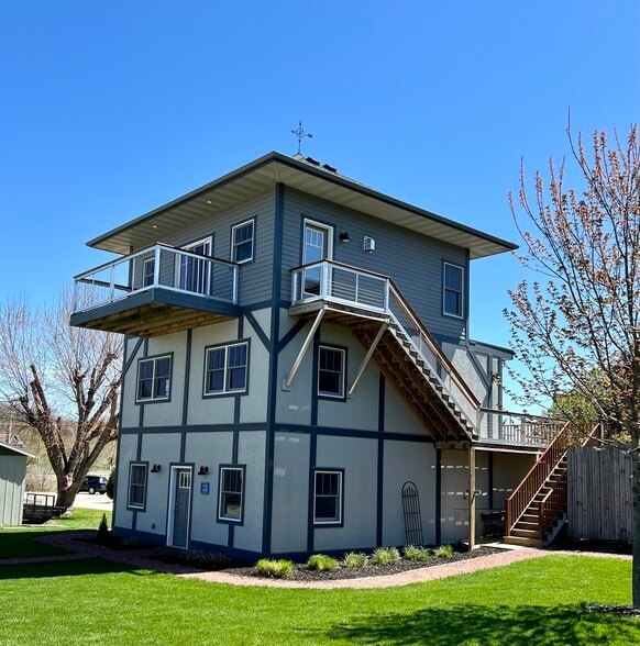 Building Photo - 19 5th Ave