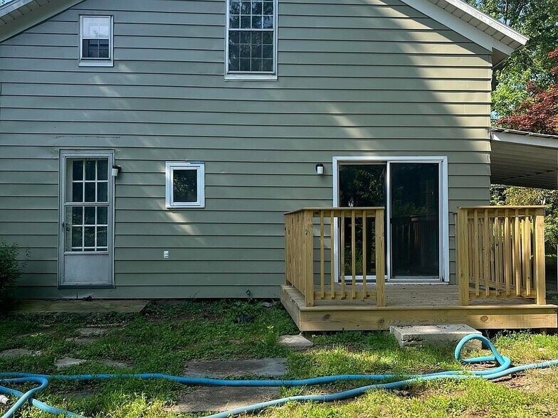 Building Photo - 321 Maple St