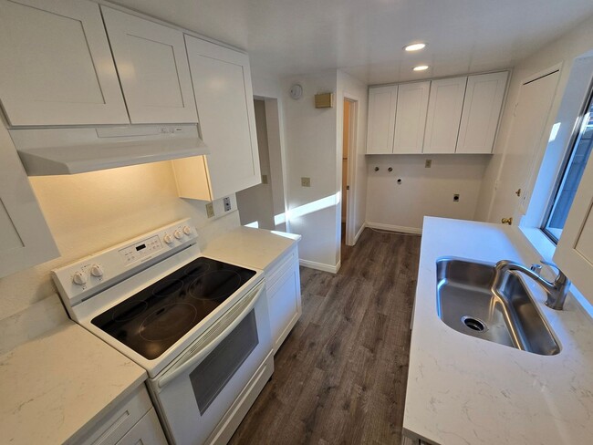 Building Photo - El Cajon Townhome - 2 Br., 1.5 ba. 92019.