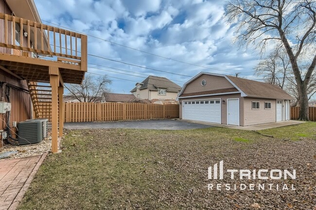 Building Photo - 5009 Elm Cir Dr