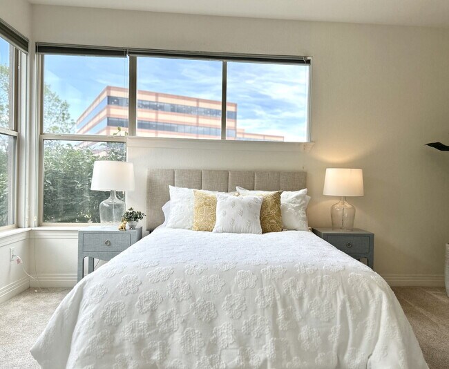 Building Photo - Bright & Peaceful 2 Bed, 2 Bath Corner Con...