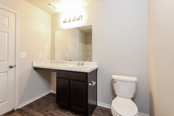 Building Photo - 2048 Bentwood Dr