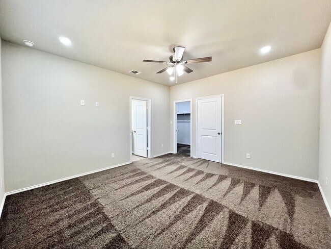 Building Photo - Brand New Duplex in New East Parks Community